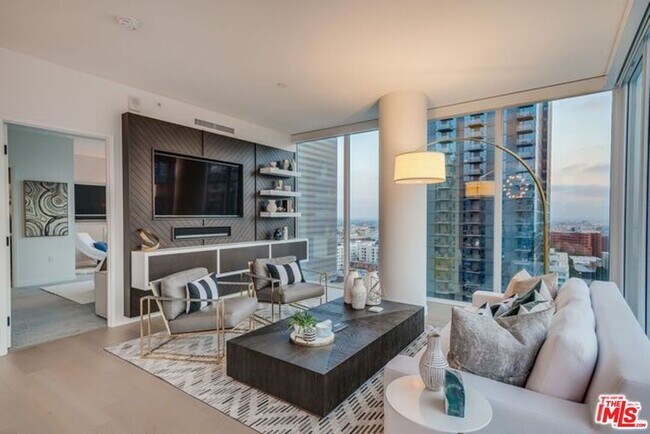 Foto del edificio - 1050 S Grand Ave