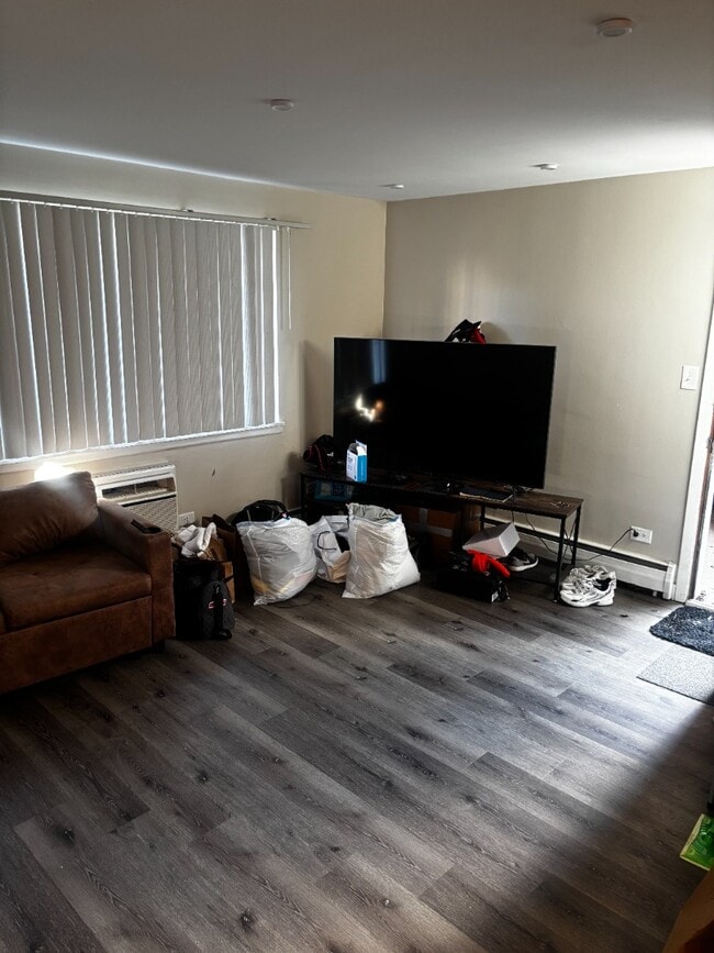 Building Photo - BEAUTIFUL MUST SEE CHARMING 1 BED/1 BATH WITH FRE HEAT....MUST SEE!!!