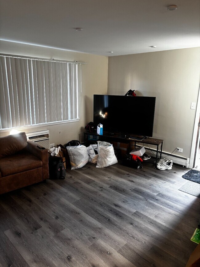 Foto del edificio - BEAUTIFUL MUST SEE CHARMING 1 BED/1 BATH WITH FRE HEAT....MUST SEE!!!