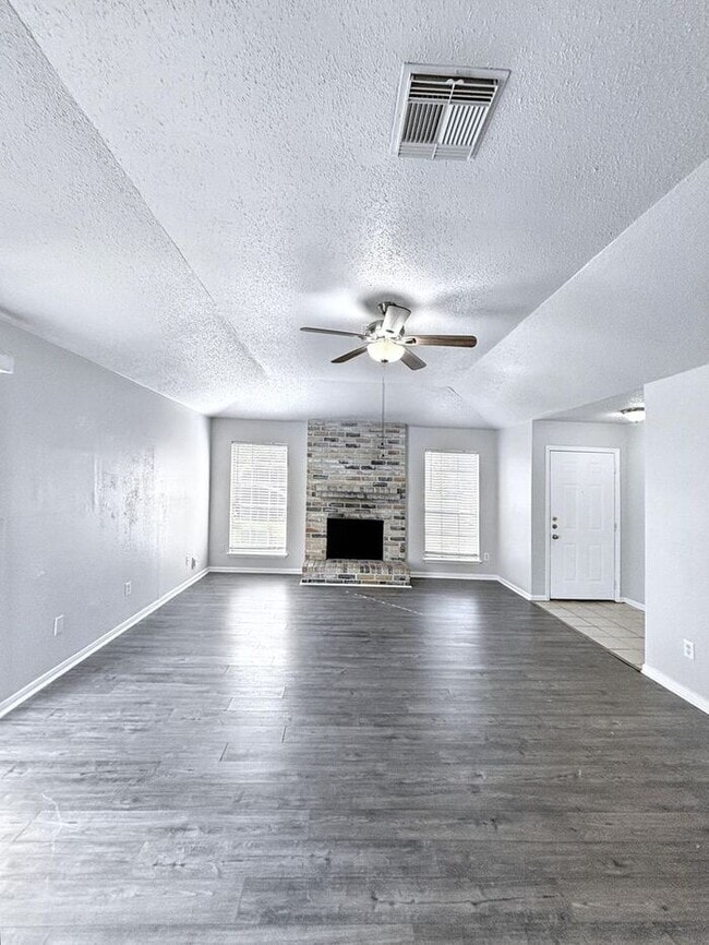 Building Photo - Charming 3-Bedroom, 2-Bath Home with Ideal...