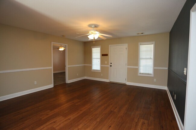 Foto del edificio - 3 Bedroom House close to Town!