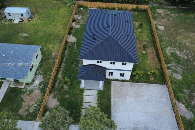 Building Photo - 722 NW 6th Ct