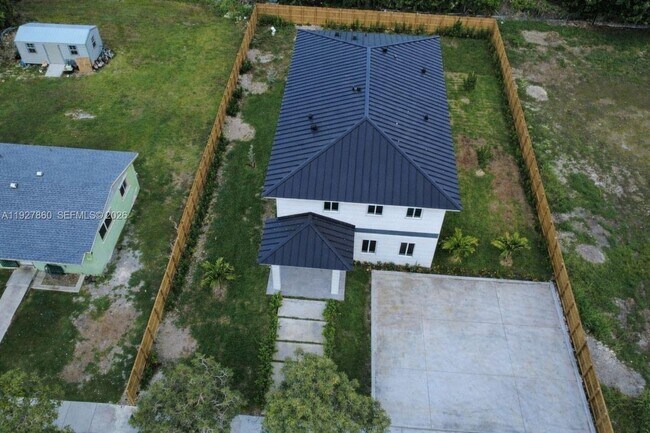 Foto del edificio - 722 NW 6th Ct