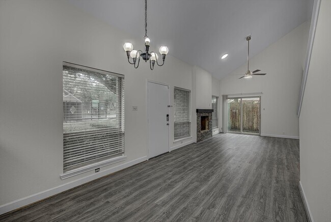 Building Photo - 13975 Hollowgreen Dr