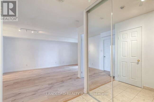 Building Photo - 256 Doris Ave