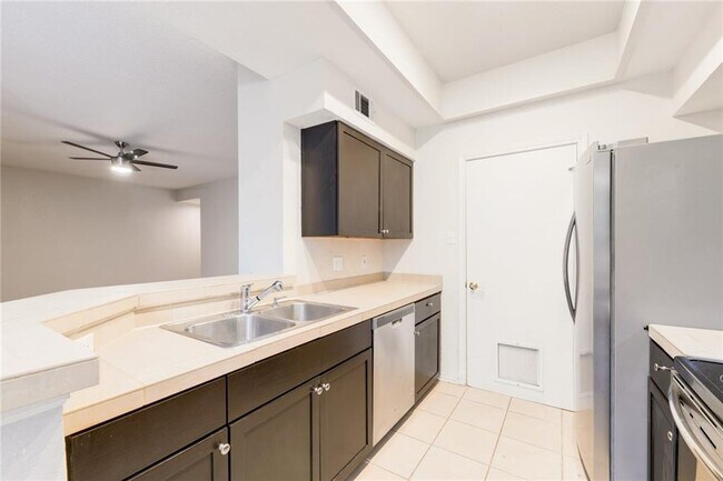 Foto del edificio - 4711 Spicewood Springs Rd