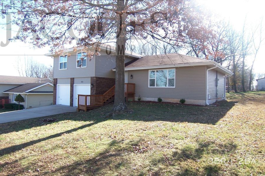 Primary Photo - 910 E Bluff Dr