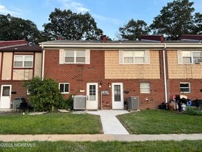 Building Photo - 15 Briar Mills Dr