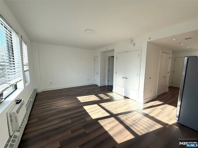 Building Photo - 3011 Edwin Ave
