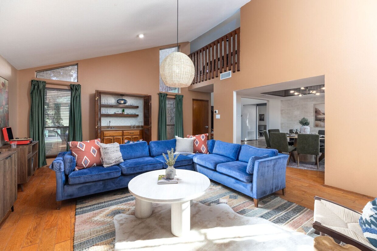 Foto principal - 8311 Kingsway St