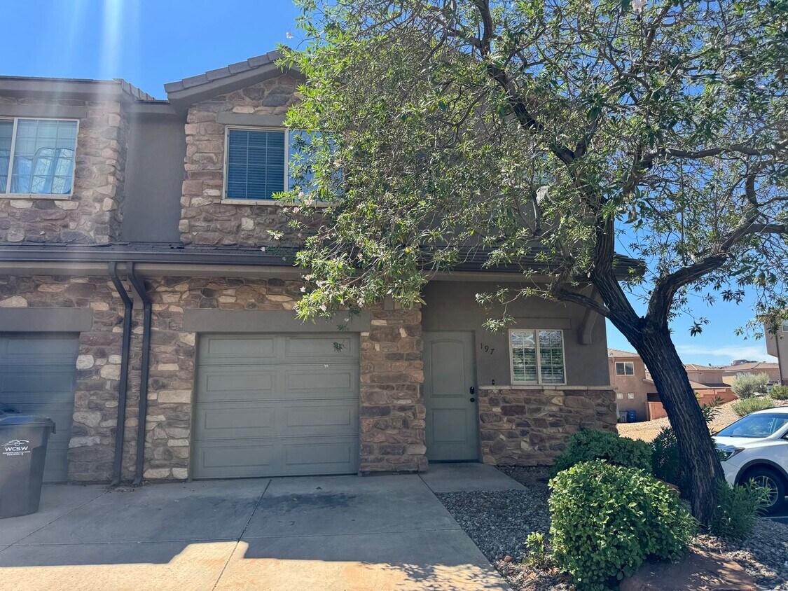 Foto principal - Millcreek Springs Townhome