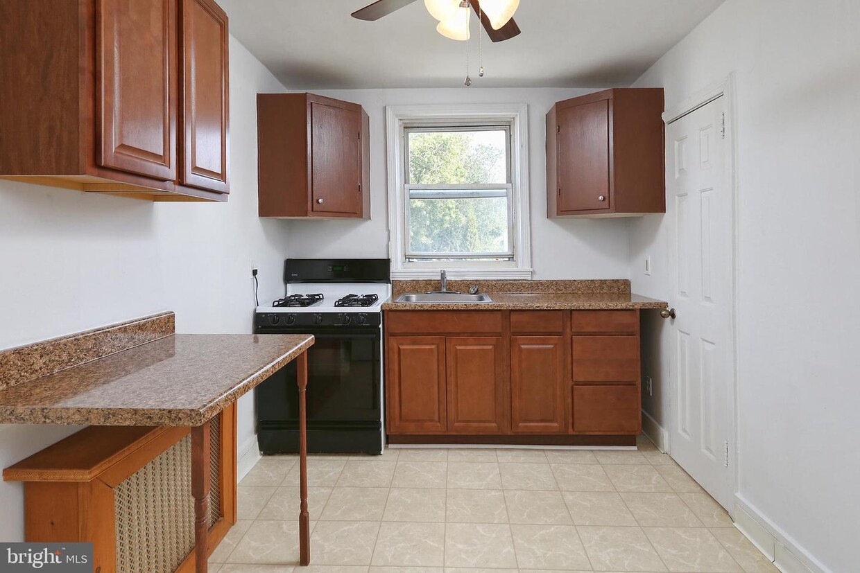 Primary Photo - 707 Broadway
