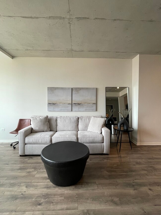 Building Photo - 659 W Randolph St