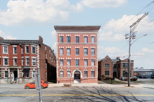 Building Photo - 527 Chapel St
