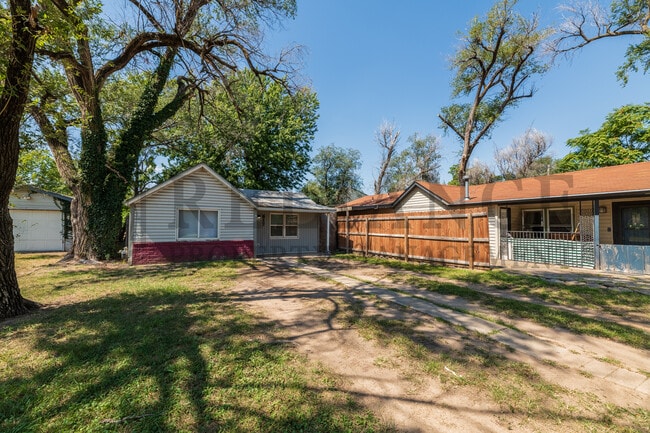 Building Photo - 617 N Clara St