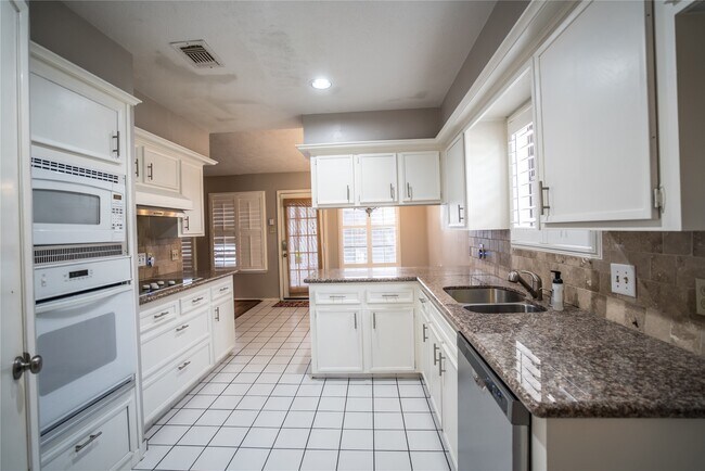 Building Photo - 2811 S Blue Meadow Cir