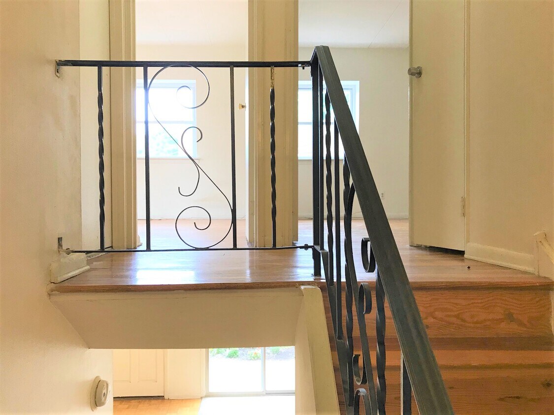 Foto principal - 240 E Montgomery Ave
