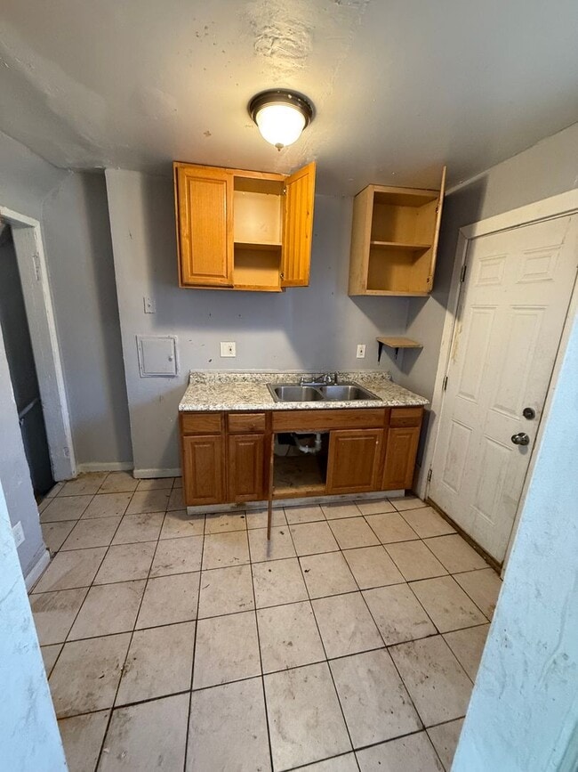 Building Photo - Newly Renovated 2 Bedroom / 1 Bath Duplex ...