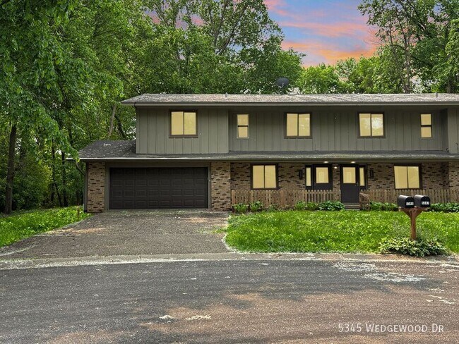 Foto del edificio - 5345 Wedgewood Dr