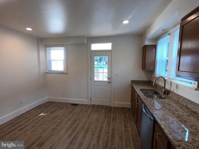 Foto del edificio - 408 E Main St