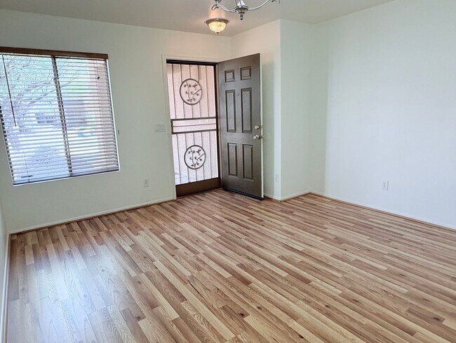 Foto del edificio - 3-bedroom, 2-bathroom home with walled bac...