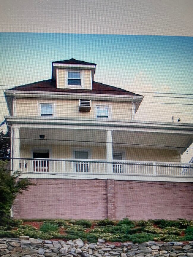 Building Photo - 114 Pleasant Ave