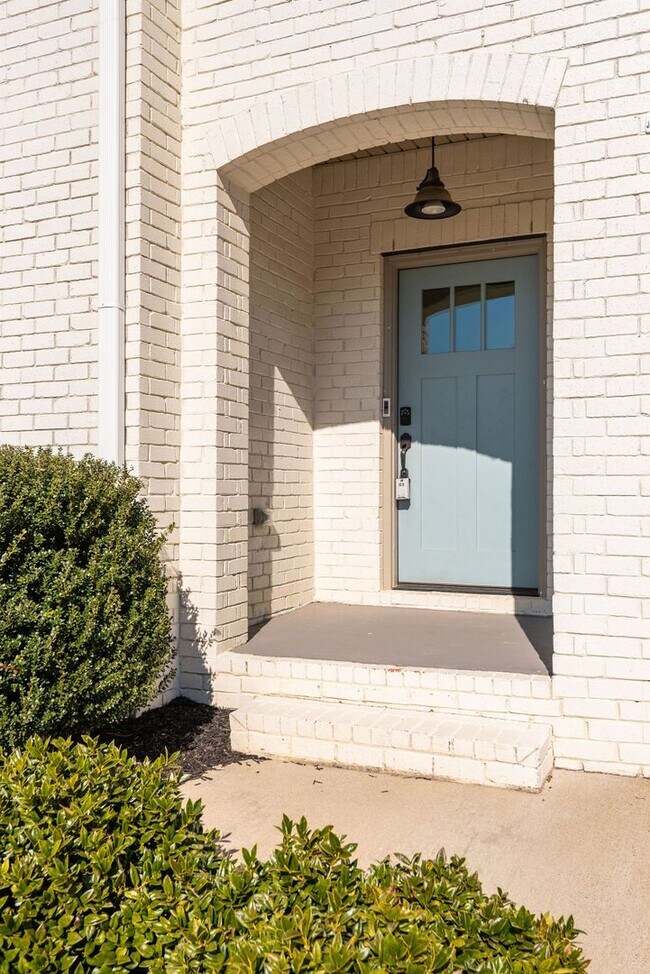 Building Photo - Former Model Home in the highly coveted Jackson Hills subdivision!