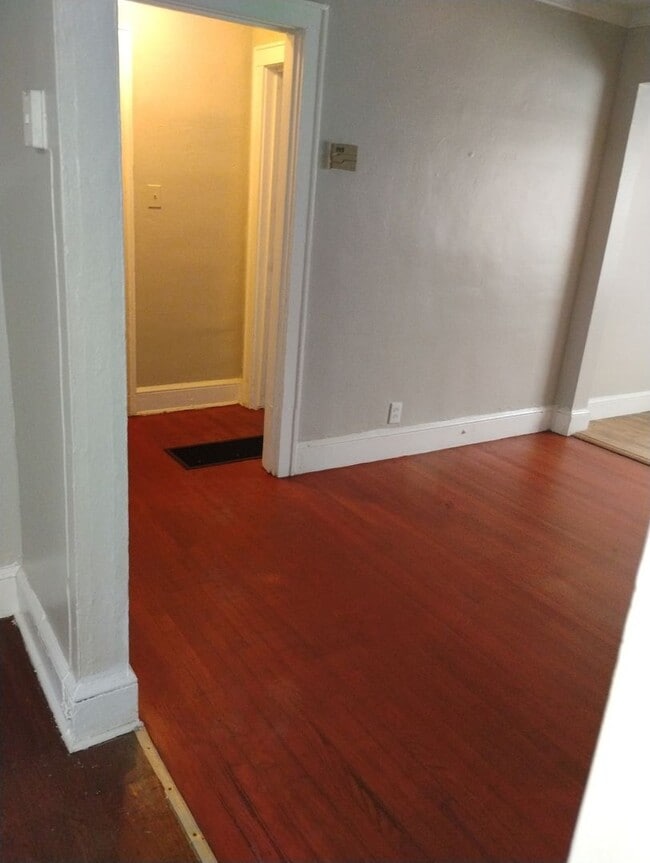 Building Photo - Must See Huge 5 Bedroom/3 Bathroom Home Fo...