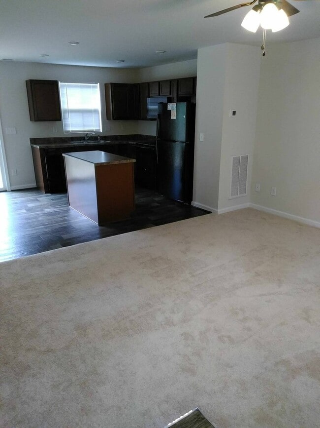 Building Photo - Newer Home Just Minutes From Uptown!