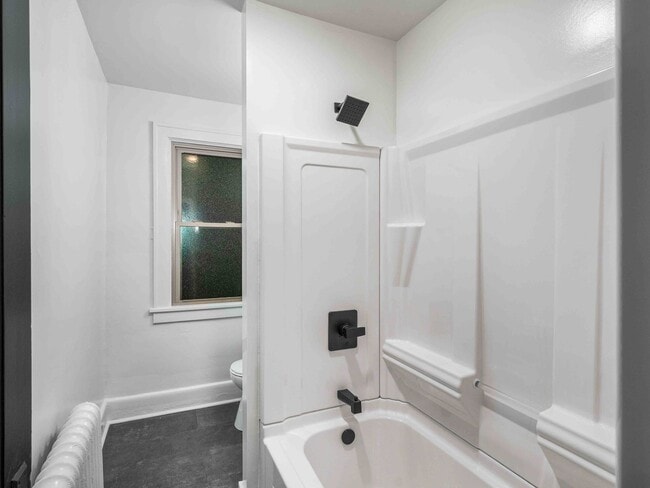 Building Photo - AVAILABLE FOR LATE AUGUST! Don't miss out on this UPDATED 1-bedroom in Crafton!