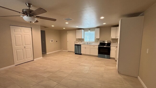 Building Photo - Desirable Two Bedroom, One Bathroom Home!