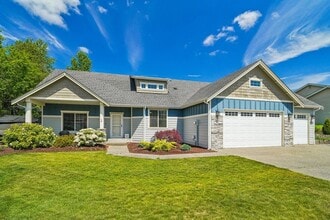Building Photo - 853 SW Norpoint Ct