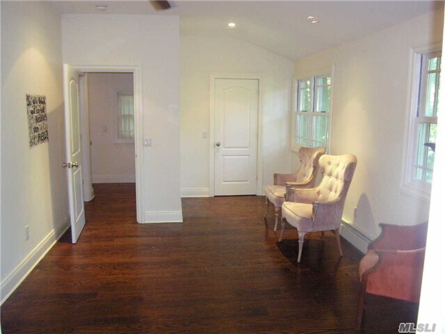 Foto del edificio - 134 Centerport Rd