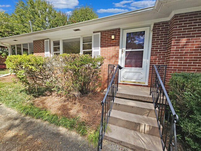 Building Photo - 605 Green Acres Rd