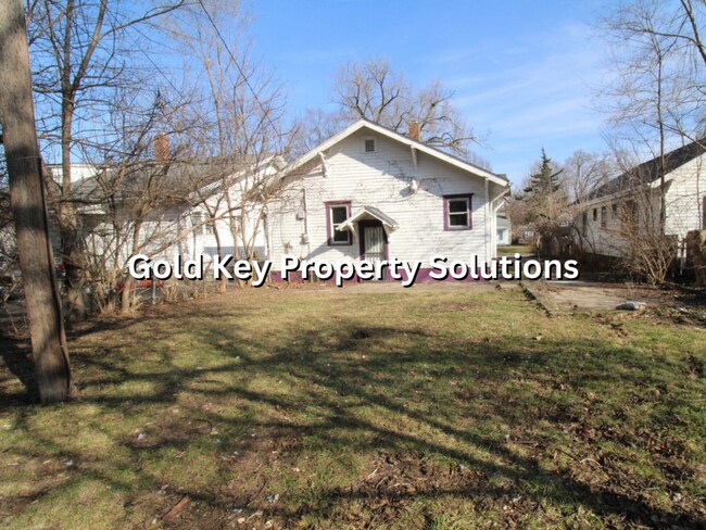 Building Photo - Large 2 BR 1 BA House with Covered Front P...