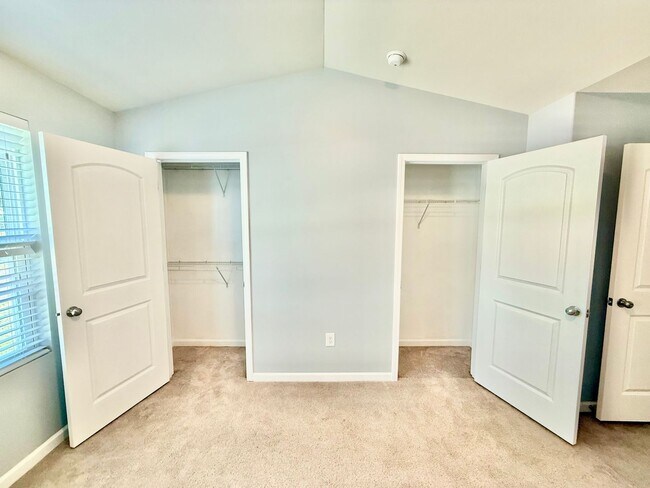 Foto del edificio - Beautiful 2 Bed 2.5 Bath townhome located ...
