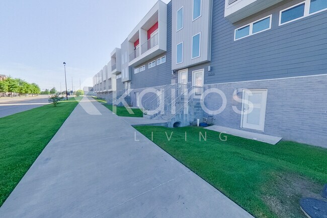 Foto del edificio - 1666 S Razorback Rd