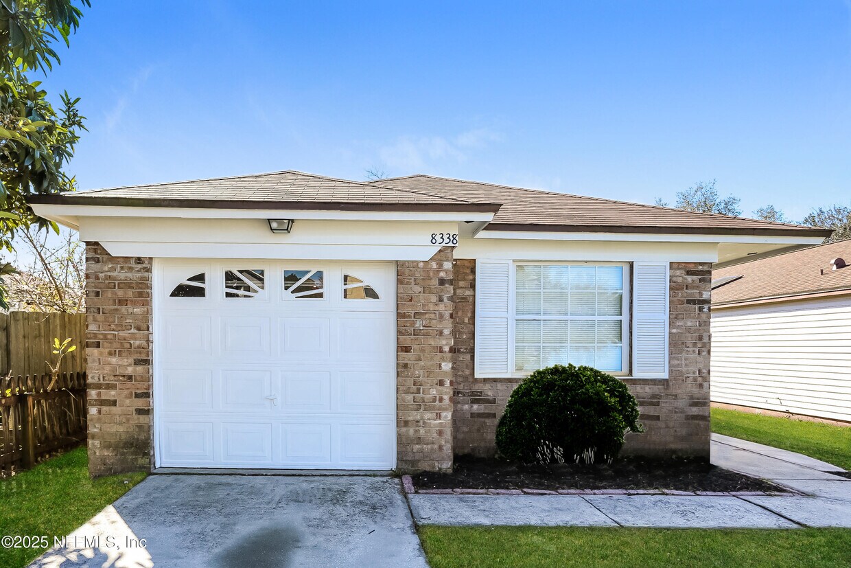Foto principal - 8338 Century Point Dr S