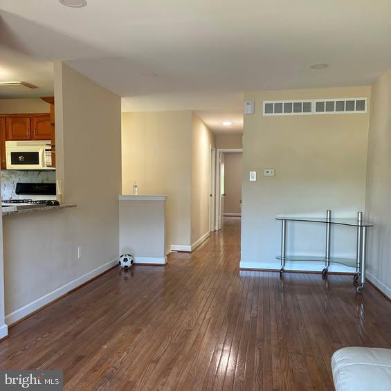 Foto del edificio - 1701 Scotchbrook Dr
