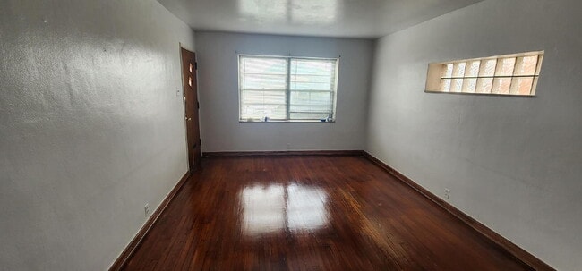 Building Photo - ** MOVE-IN SPECIAL. Half Off 1st Months Rent** 1 5 a Half-Bedroom Apartment with Bonus Room & Ref...
