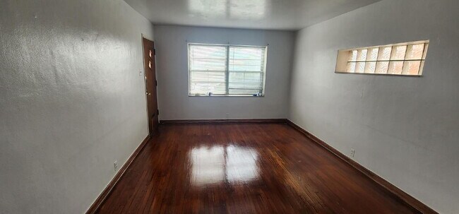 Foto del edificio - ** MOVE-IN SPECIAL. Half Off 1st Months Rent** 1 5 a Half-Bedroom Apartment with Bonus Room & Ref...