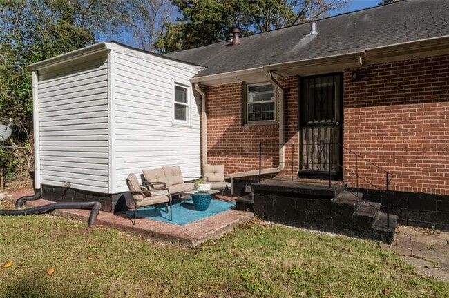 Foto del edificio - 547 Westmeath Dr SW