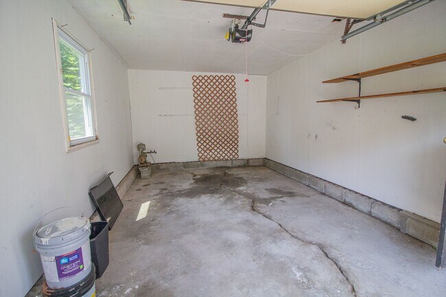 Building Photo - North Colonie Schools - 3 BR Ranch