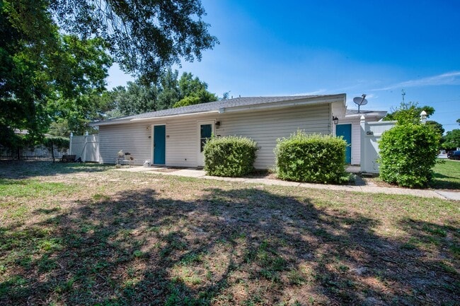 Building Photo - Freshly Updated Gulf Breeze Gem with New Appliances!