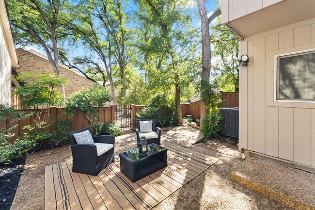 Foto del edificio - 8346 Summerwood Dr