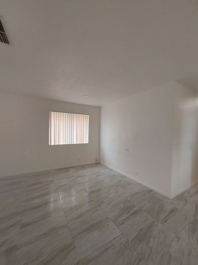 Foto del edificio - UPGRADED 3 bed/2bath