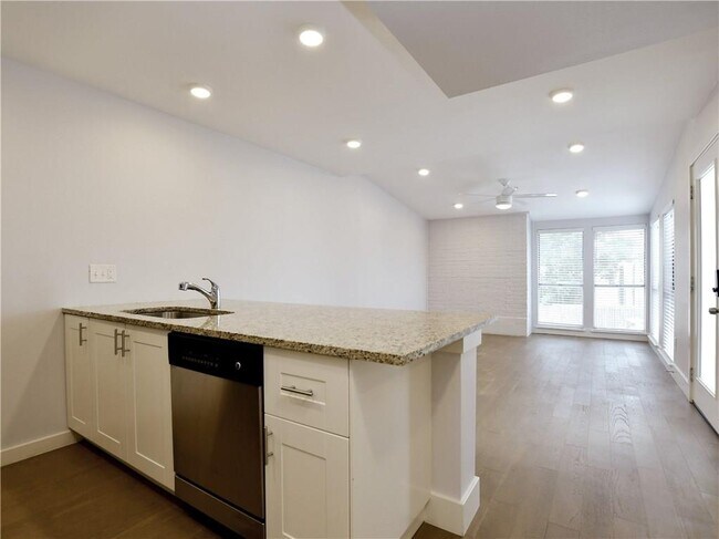 Building Photo - 909 Reinli St