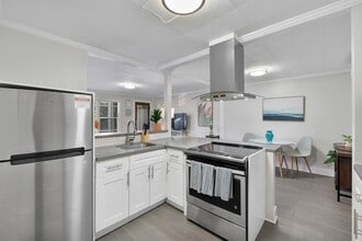 Building Photo - 551 SW 13th Ave