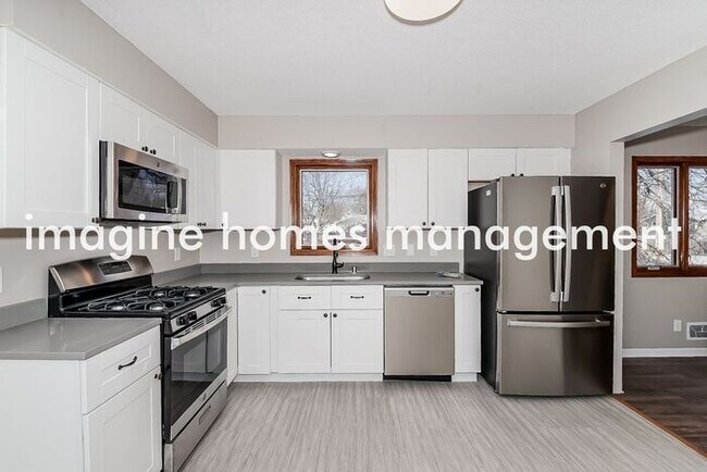 Foto del edificio - Remodeled 4 Bedroom Home in Eagan with Att...