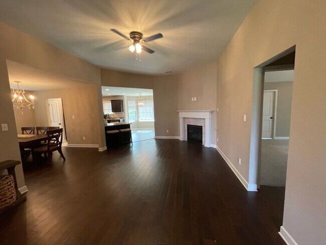 Foto del edificio - Four bedrooms! Cherry Hill Subdivision North